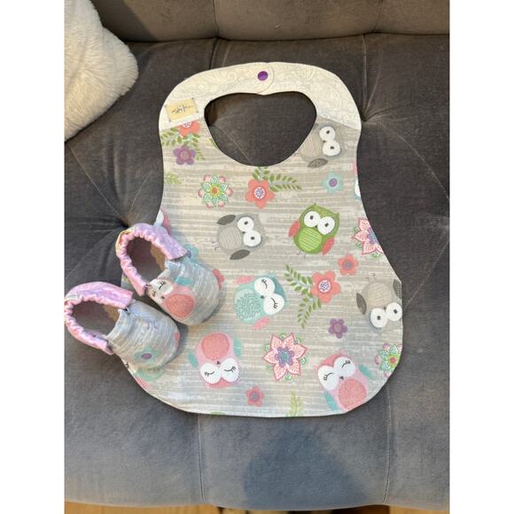 Upcycled and Handmade Fleece/Cotton Extra Coverage Baby Bib & Shoes Size 9-12 mo - Picture 4 of 4